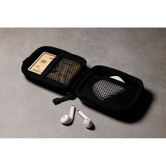 アンダーアーマー コンテイン マイクロケース（使用イメージ）