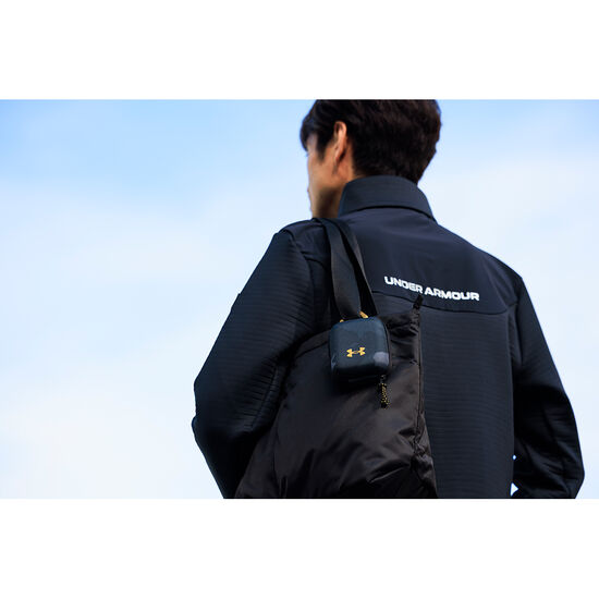 アンダーアーマー コンテイン マイクロケース（使用イメージ）