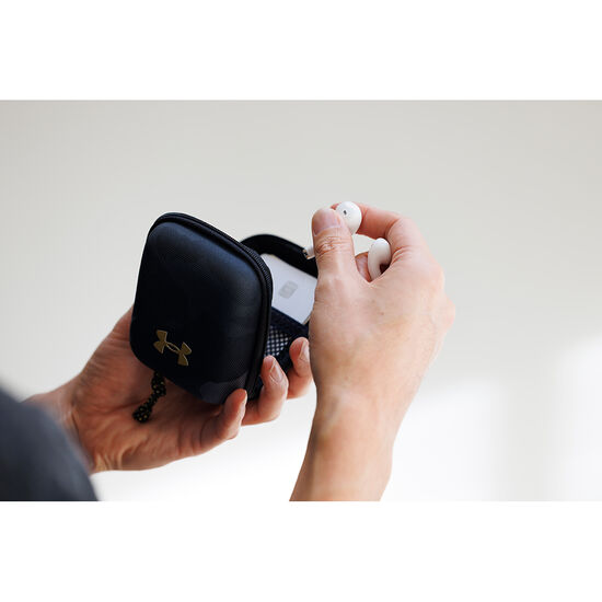 アンダーアーマー コンテイン マイクロケース（使用イメージ）