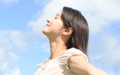夏のニキビはケアしにくい！？真夏のニキビの原因と対策は？